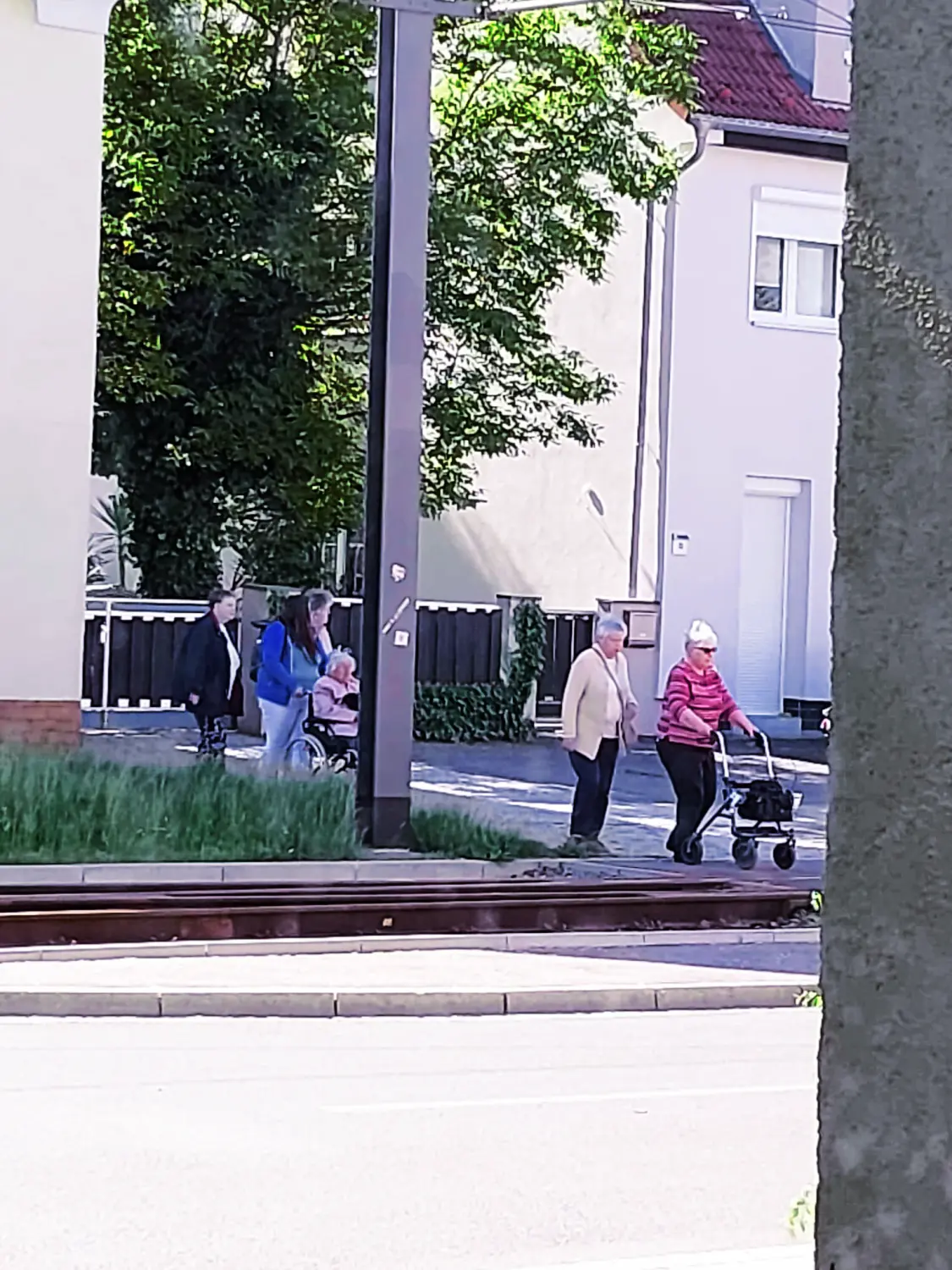 Ebret & Ebret Pflegedienst - Pflegedienst - Senioren spazieren auf dem Fußweg