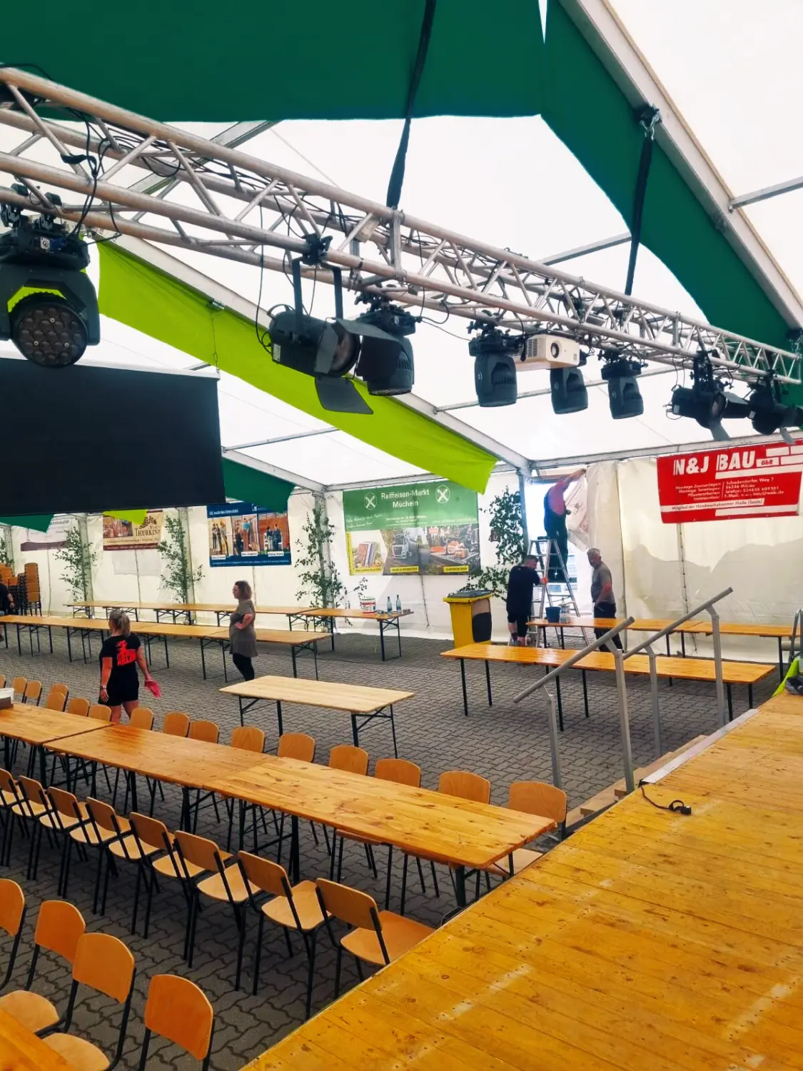 Ebert's Dienstleistungen & Feen GmbH - alltägliche Hausarbeit - Bühne