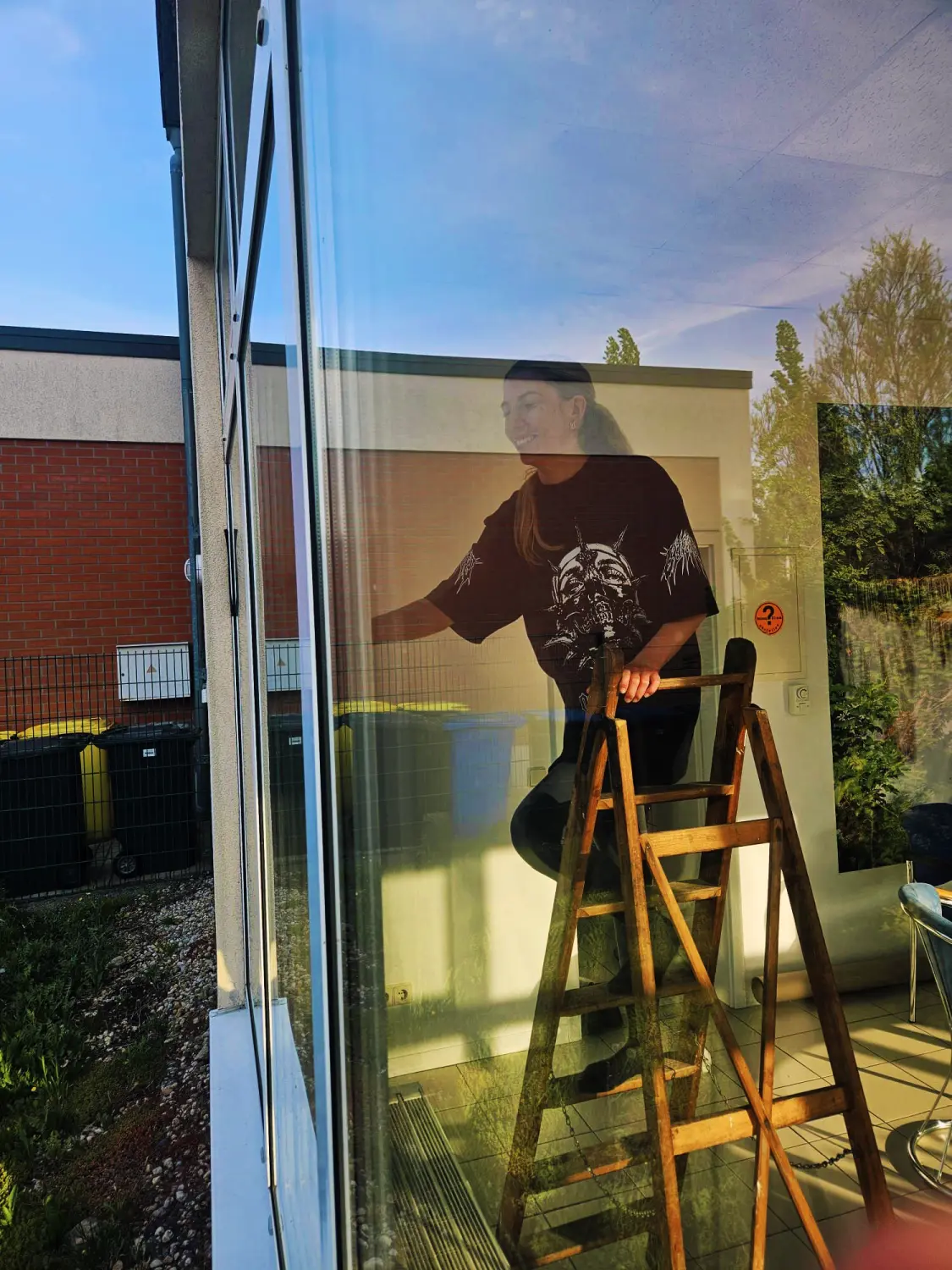 Ebert's Dienstleistungen & Feen GmbH - alltägliche Hausarbeit - Frau putzt Fensterglas