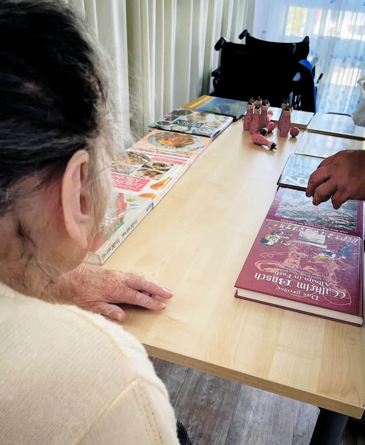 Ebert & Ebert Tagespflegen GmbH - Tagespflege an der Saale - Bücher auf dem Tisch platziert