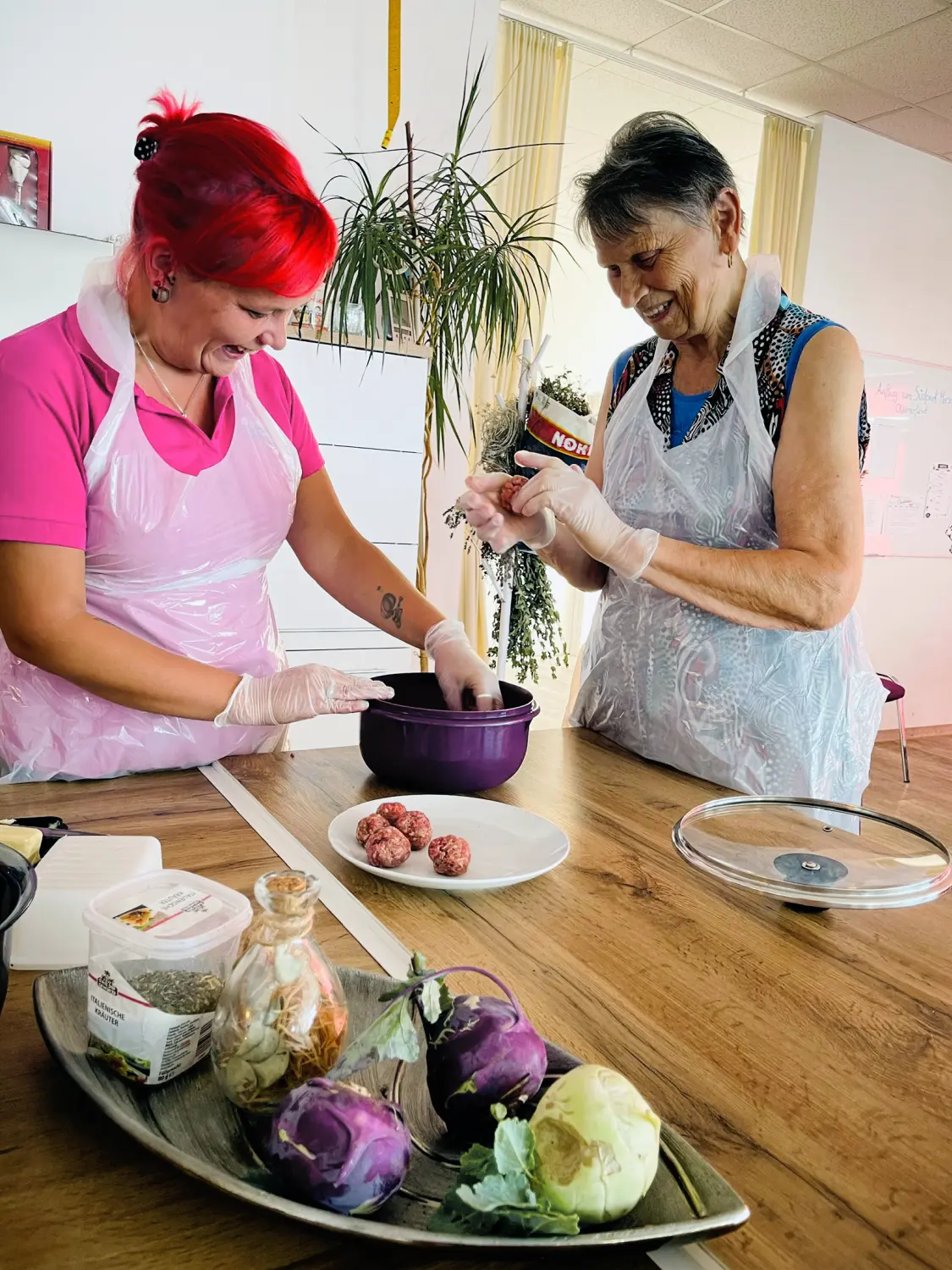 Ebert & Ebert Tagespflegen GmbH - Tagespflege - Frauen bereiten Essen zu