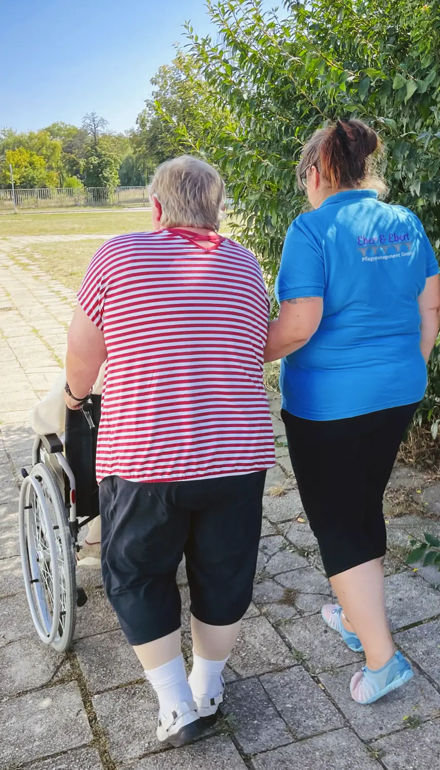 Ebert & Ebert Tagespflegen GmbH - Tagespflege an der Saale - Gehen mit Senior