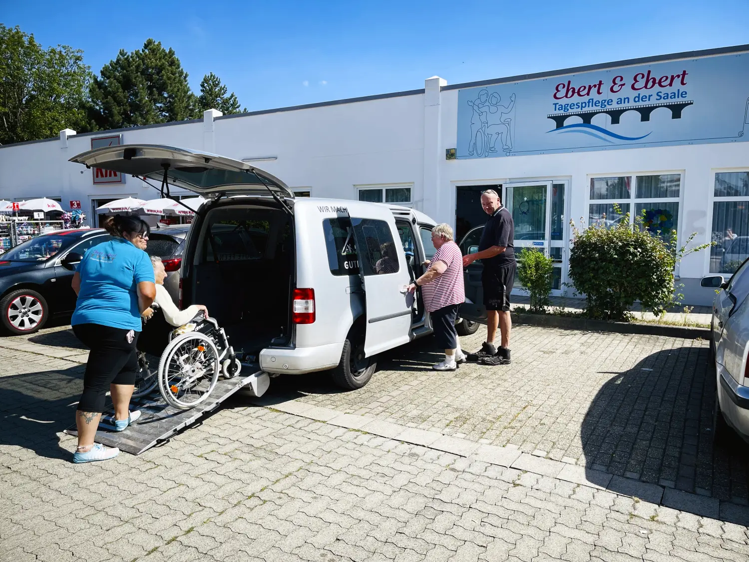 Ebert & Ebert Tagespflegen GmbH - Tagespflege - Firmenwagen für Senioren