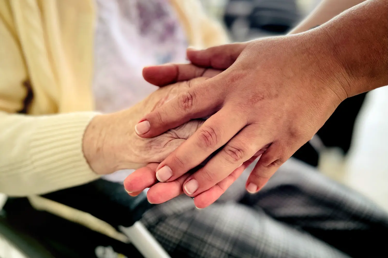 Ebret & Ebret Pflegedienst - Pflegedienst - Händchen haltend