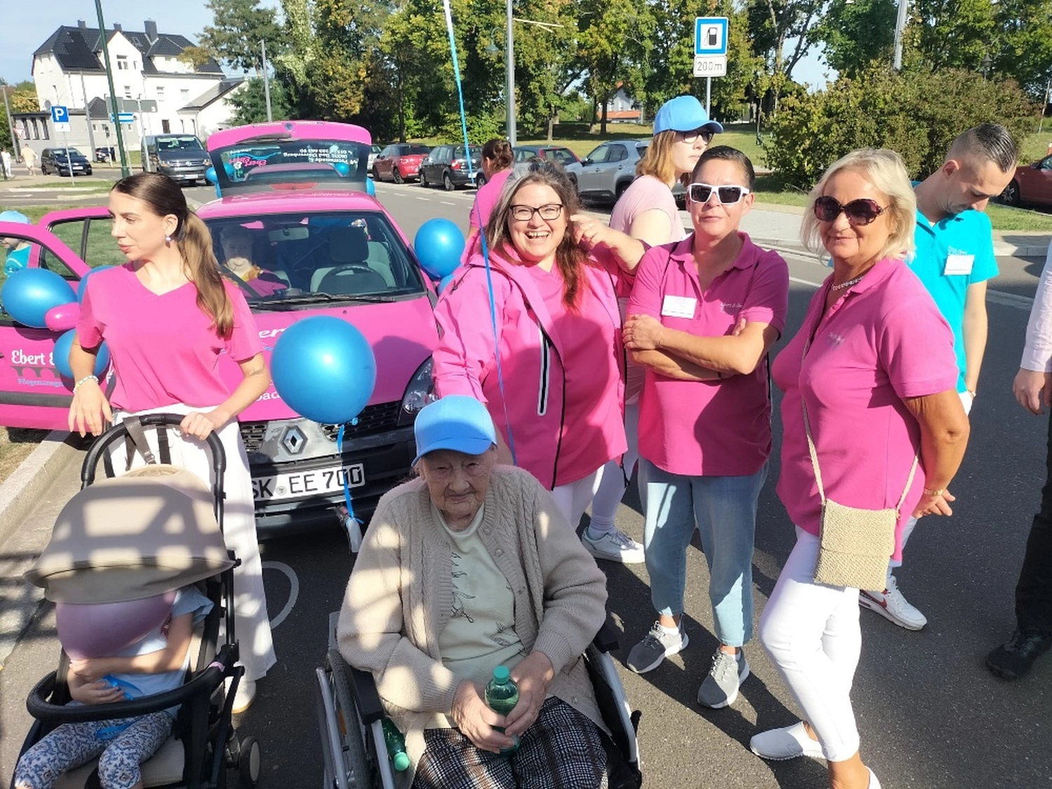 Ebret & Ebret Pflegedienst - Pflegedienst - Senior im Rollstuhl vor Firmenwagen