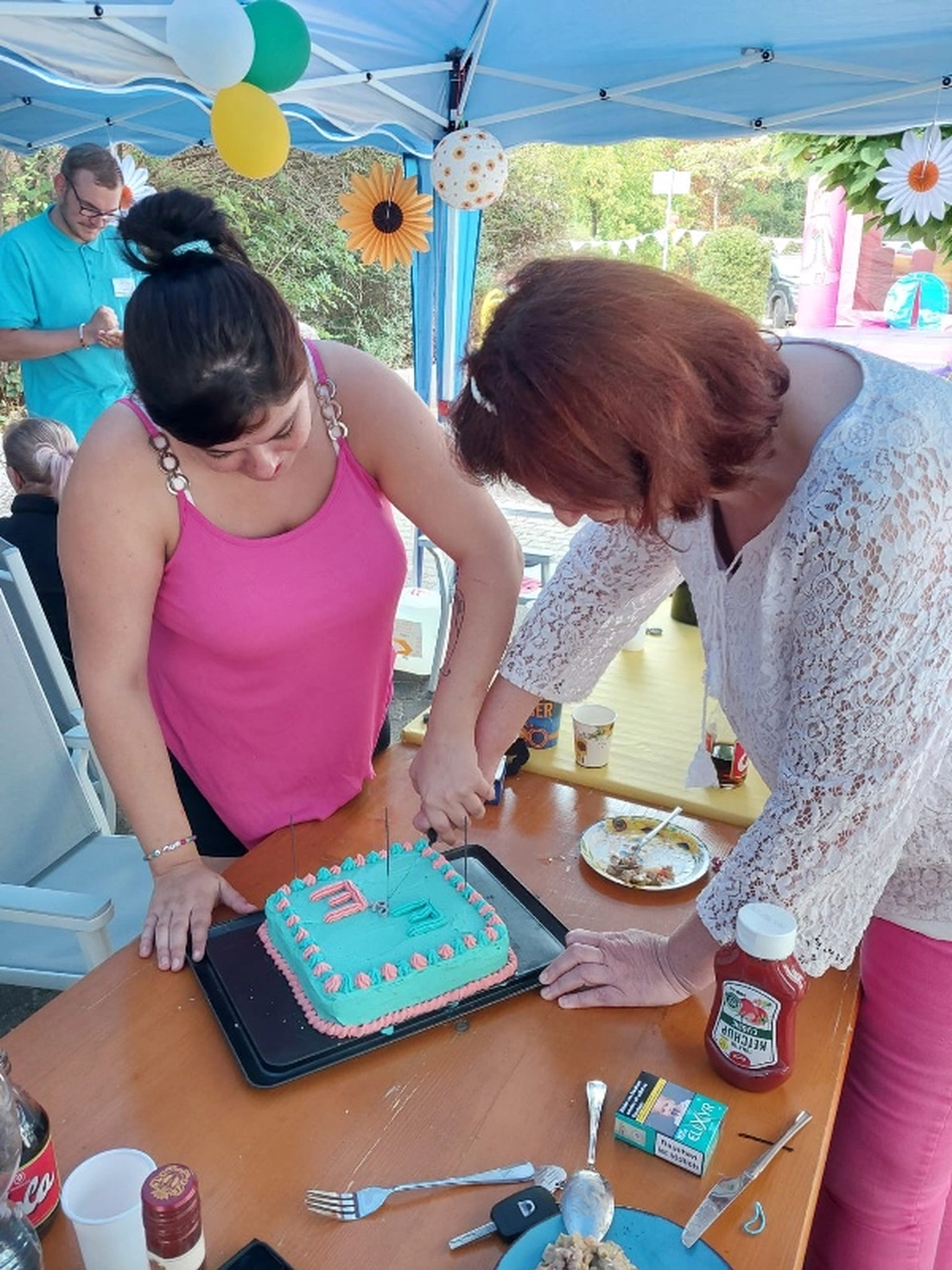 Ebret & Ebret Pflegedienst - Pflegedienst - Kuchenschneiden