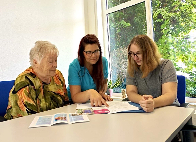 Ebret & Ebret Pflegedienst - Pflegedienst - Frauen lesen Flyer