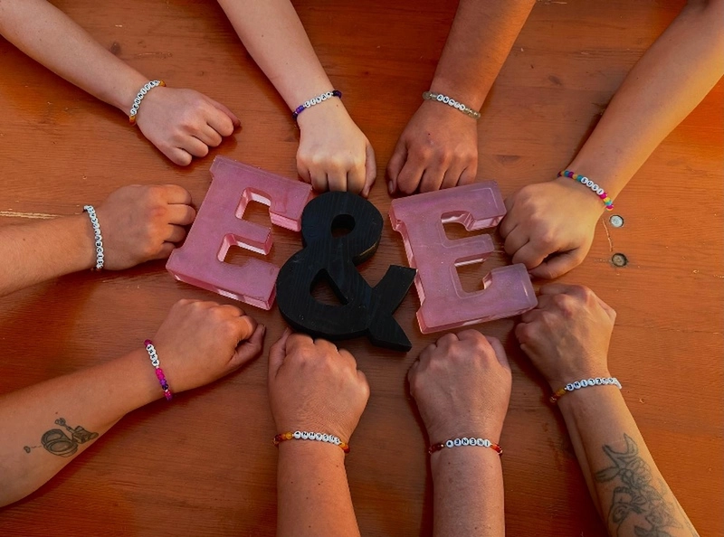 Ebert & Ebert Tagespflegen GmbH - Tagespflege am Markt - Ebert & Ebert Tagespflegen GmbH - Köpfe um die Buchstaben E&E