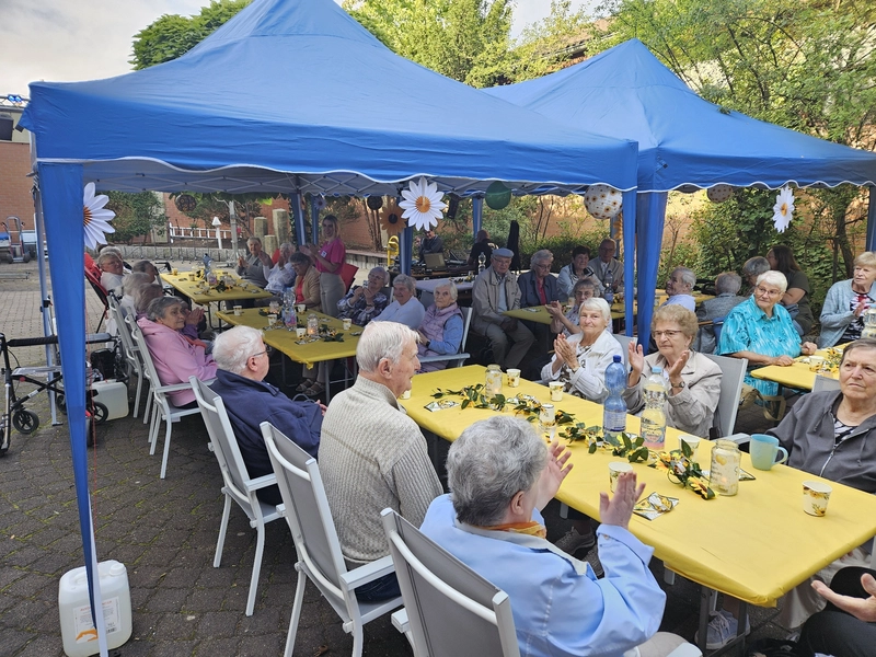 Ebert & Ebert Tagespflegen GmbH - Tagespflege am Markt - Ebert & Ebert Tagespflegen GmbH - Senioren sitzen zusammen und machen lustige Aktivitäten