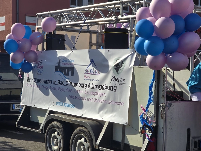 Ebert & Ebert Tagespflegen GmbH - Tagespflege am Markt - Banner auf Bühnenfahrzeug