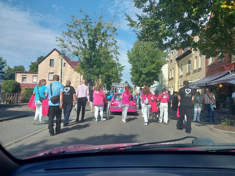 Ebert & Ebert Tagespflegen GmbH - Tagespflege am Markt - Ebert & Ebert Tagespflegen GmbH - Fußgänger und Firmenwagen