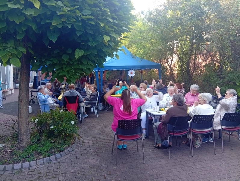 Ebert & Ebert Tagespflegen GmbH - Tagespflege am Markt - Ebert & Ebert Tagespflegen GmbH - Senioren sitzen zusammen und machen lustige Aktivitäten