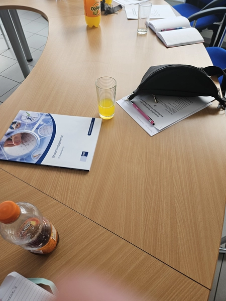 Ebert's Dienstleistungen & Feen GmbH - Ebert‘s Sicherheitsdienst Bad Dürrenberg - Menschen, Besprechungstisch