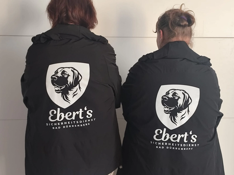 Menschen, die Sicherheitswesten tragen