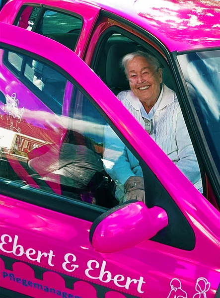 Ebret & Ebret Pflegedienst - Pflegedienst - ältere Dame sitzt im Firmenwagen
