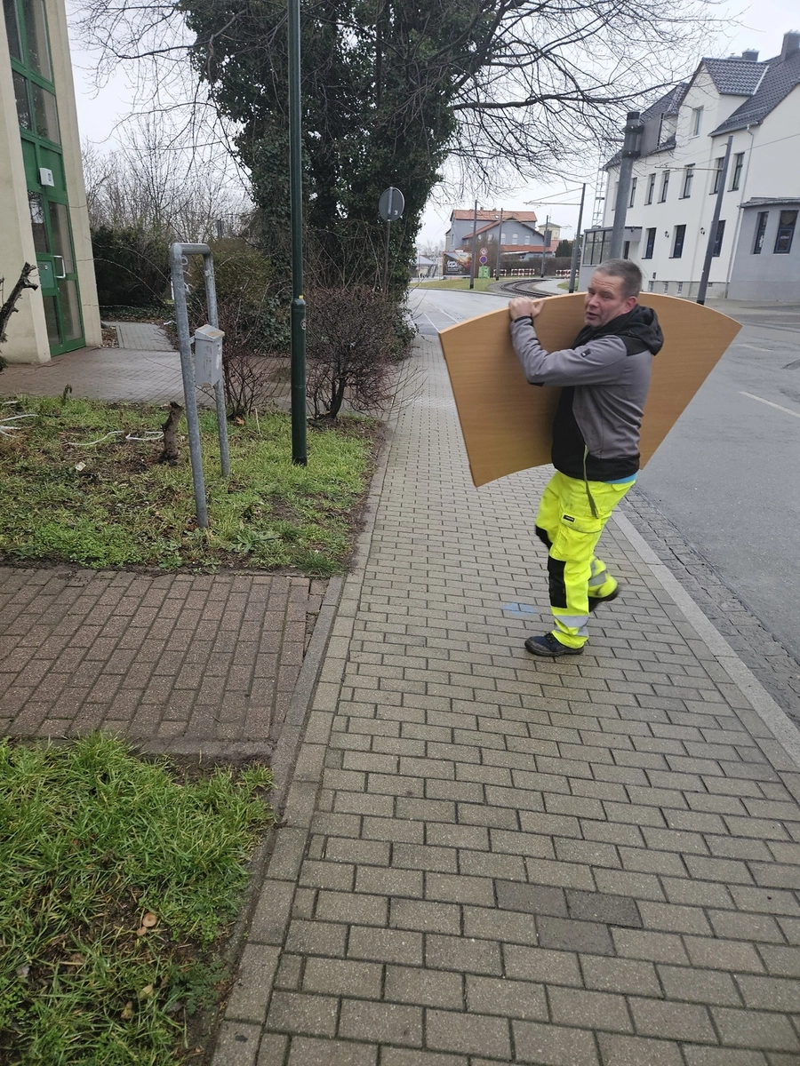 Ebert's Dienstleistungen & Feen GmbH - alltägliche Hausarbeit - Arbeiter trägt das Holzbrett