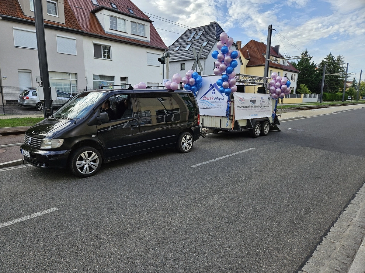 Ebert's Dienstleistungen & Feen GmbH - alltägliche Hausarbeit - Ballons an einem Van Bühne Anhänger befestigt